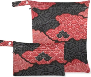 Twee wetbags met rood-zwarte golvenprint, ritssluiting en lus met drukknoop op witte achtergrond.