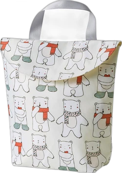 Witte wetbag met flap en handvat, bedrukt met getekende ijsberen met sjaals en laarzen.