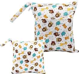 Twee witte wetbags met rits, polsbandje en print van leeuwen, giraffen en olifanten