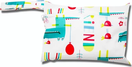 Dailygoods mini wetbag met vrolijke krokodilprint Witte mini wetbag met kleurrijke krokodillen, rode vogels en gele en turquoise accenten