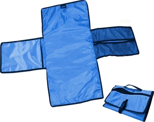 Blauwe opvouwbare verschoningsmat met vakken Uitgevouwen blauwe verschoningsmat met zwarte rand, zijvakken en opgevouwen draagvariant