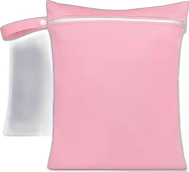 Roze wetbag met witte rits en lus, met paarse wetbag deels zichtbaar op zwarte achtergrond