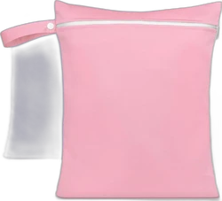 Roze wetbag met witte rits en lus, met paarse wetbag deels zichtbaar op zwarte achtergrond