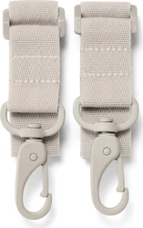 Beige kinderwagenhaken met stevige bandjes, set van 2 Set van twee beige kinderwagenhaken met geweven band en kunststof clips op witte achtergrond