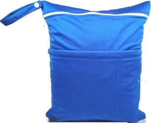 Blauwe wetbag met wit accent bij de rits, voorvak en polsband op witte achtergrond