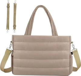 Taupe gewatteerde luiertas met handgrepen en schouderriem Taupe gewatteerde luiertas met handgrepen, beige schouderriem en metalen clips op witte achtergrond