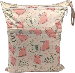 Crèmekleurige wetbag met roze en groene konijntjesprint, witte rits en polsbandje.