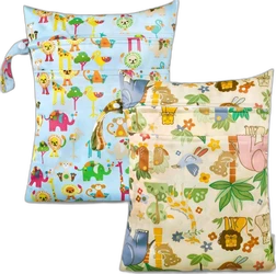 Set van twee wetbags met kleurrijke jungledierenprint, ritsvakken en polsbandjes op zwarte achtergrond
