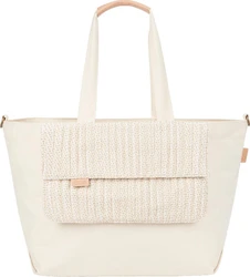 Beige tote luiertas met lange hengsels, geweven voorvak en lichte leren details op witte achtergrond.