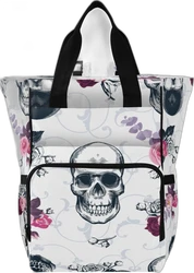 Witte luiertas rugzak met zwarte hengsels, voorvak, schedelprint en roze bloemen op zwarte achtergrond