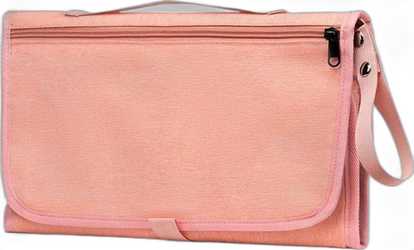 Roze rechthoekige luiertas wallet met ritsvak, klepsluiting en polsband op zwarte achtergrond