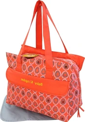 Oranje luiertas met verschoonmat en cirkelprint Oranje luiertas met draaghengsels, cirkelprint, voorvak en grijze verschoonmat.