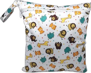 Witte wetbag met rits en lus, bedrukt met leeuwen, giraffen, olifanten en apen in safari stijl