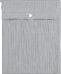 Lichtgrijze mousseline wetbag met flap, zichtbare stiknaad en witte drukknoop aan de bovenkant