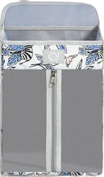 Hangende luierorganizer met grijze meshvakken, witte bies en blauwe tropische bladerprint.