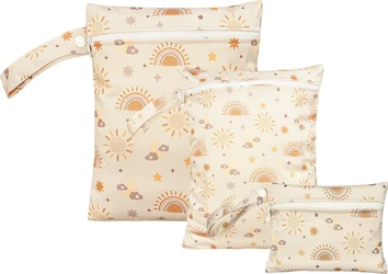 Drie beige wetbags met ritssluiting, polsband en print van zonnen, regenbogen, sterren en wolken.