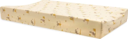 Beige aankleedkussenhoes met kleine kangoeroes en okergele details op een rechthoekig kussen