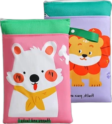 Twee kleurrijke wetbags met rits, roze ijsbeerprint vooraan en paarse leeuwprint achteraan.