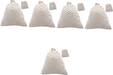 Vijf beige witte opbergzakjes met zigzagpatroon en trekkoord op witte achtergrond