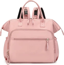 Roze luiertas rugzak met handvatten, schouderbanden, zijvakken en meerdere ritsvakken aan de voorkant.