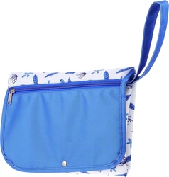 Opgevouwen blauw verschoonmatje met ritsvak, polsband en witte stof met blauwe bladeren