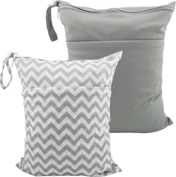Twee grijze wetbags met dubbele rits, draaglus, effen ontwerp en wit zigzagpatroon.