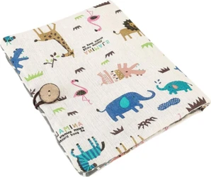 Opgevouwen stoffen organizer met kleurrijke safaridierenprint en knoopsluiting op witte achtergrond.
