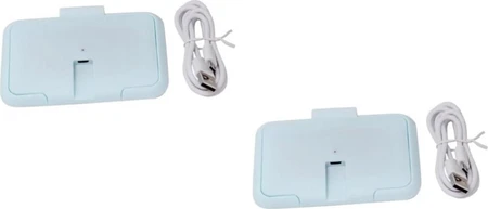 Lichtblauwe draagbare babydoekjeswarmer met USB-kabel Lichtblauwe rechthoekige babydoekjeswarmer met twee witte USB-kabels op witte achtergrond