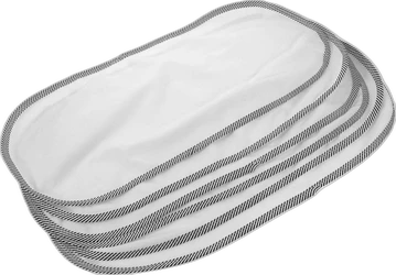 Witte waterdichte verschoonmatjes met gestreepte rand Set witte verschoonmatjes met afgeronde hoeken en zwart gestreepte rand op zwarte achtergrond