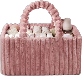 Roze zachte luierorganizer met handvat, gevuld met luiers, flesje en babyspullen