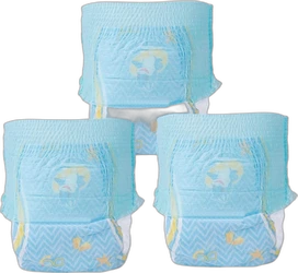 Drie lichtblauwe zwemluiers met elastische taille Drie lichtblauwe zwemluiers met elastische taille en subtiele zeeprint op zwarte achtergrond
