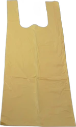 Beige plastic luierzakje met draaglussen, plat gefotografeerd op een zwarte achtergrond.