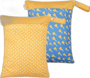 Set van 2 wetbags in geel en blauw met vrolijke prints Twee wetbags met gele bovenrand, één geel met wit patroon en één blauw met gele bloemen.