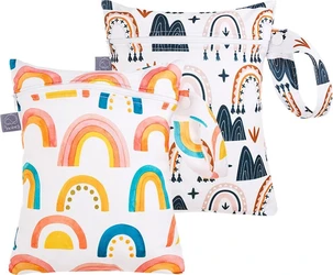 Twee witte wetbags met kleurrijke regenbogen, bergmotieven, ritssluiting en draaglus.