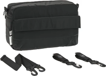Zwarte buggy organizer tas met ritssluiting, voorvak en losse bevestigingsriemen met clips.