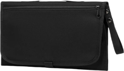 Zwarte opvouwbare verschoonmat-clutch met ritsvak en polsband tegen zwarte achtergrond