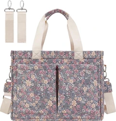 Luiertas met bloemenprint, hengsels en kinderwagenhaken Luiertas met fijne bloemenprint, crèmekleurige hengsels, schouderband en losse kinderwagenhaken.