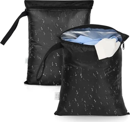 Set van twee zwarte wetbags met rits, draaglus en waterdruppelprint, één tas open met textiel erin.