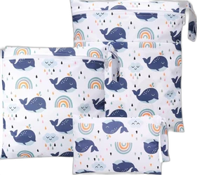 Wetbag set van 3 met walvissen en regenbogen Drie witte wetbags met rits, navy walvissen, regenbogen, wolkjes en gekleurde regendruppels.