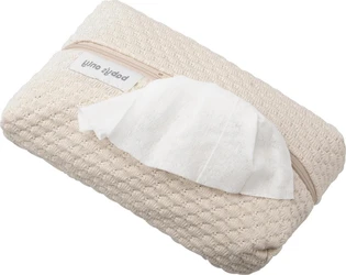 Ecru gebreide hoes voor babydoekjes met rits en wit doekje uit opening