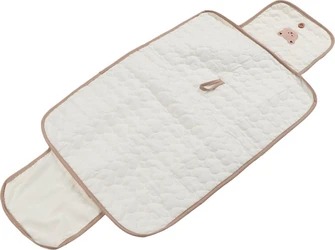 Crèmekleurig gewatteerd verschoonmatje met beige rand, flap en beertje