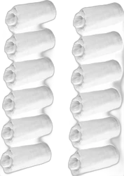 Set opgerolde witte katoenen luierinleggers in twee kolommen op een zwarte achtergrond