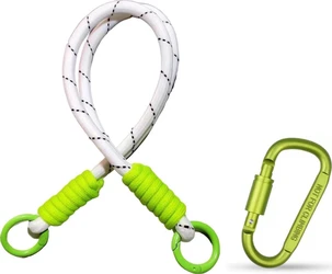 Groen-witte kinderwagenhaak met touw en karabiner Groen-witte kinderwagenhaak met touwlus, groene ringen en losse groene karabiner op witte achtergrond