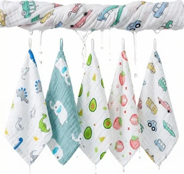 Vijf witte gazen babydoekjes met dieren, fruit en auto prints hangend onder een natte doek.