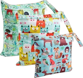 Wetbag set van 3 met kleurrijke dierenprints Drie wetbags met rits en kleurrijke dierenprints op turquoise achtergrond