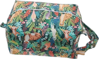 Groene wetbag tas met rits, draaglus en jungleprint met apen, vogels, tijgers, katachtigen en bladeren.
