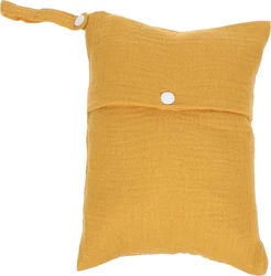 Okergele mousseline wetbag met klep, witte drukknoop en lus op een witte achtergrond