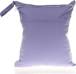 Lila wetbag met twee ritsvakken, zilverkleurige ritstrekkers en polsbandje op witte achtergrond