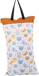 Wetbag met oranje bovenrand, zwarte hengsels en patroon met cartoon dierenkoppen op witte achtergrond.