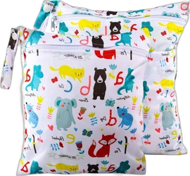 Set van twee witte Allecto wetbags met kleurrijke dieren-alfabetprint, ritsen en polsband met drukknop